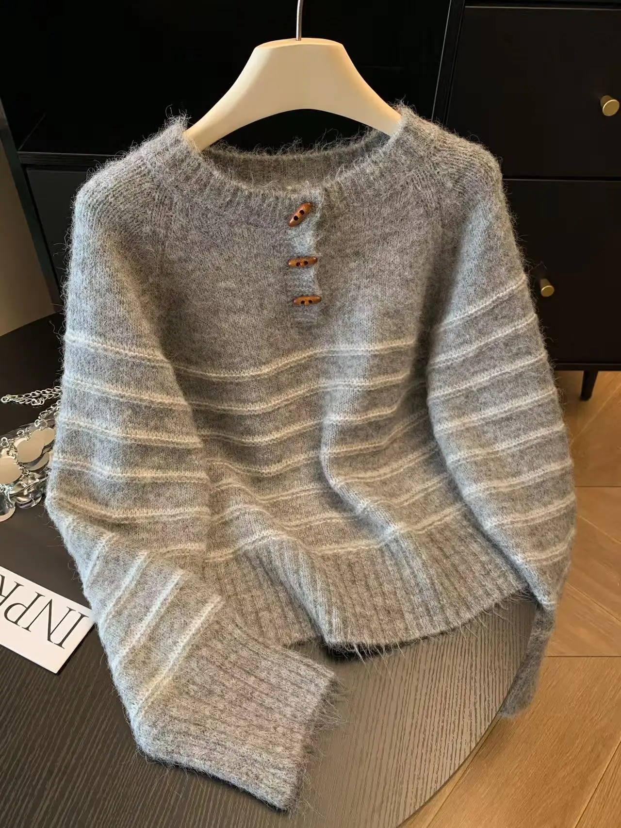 Damski sweter w paski z wełny  – Shirts recenzja i cena