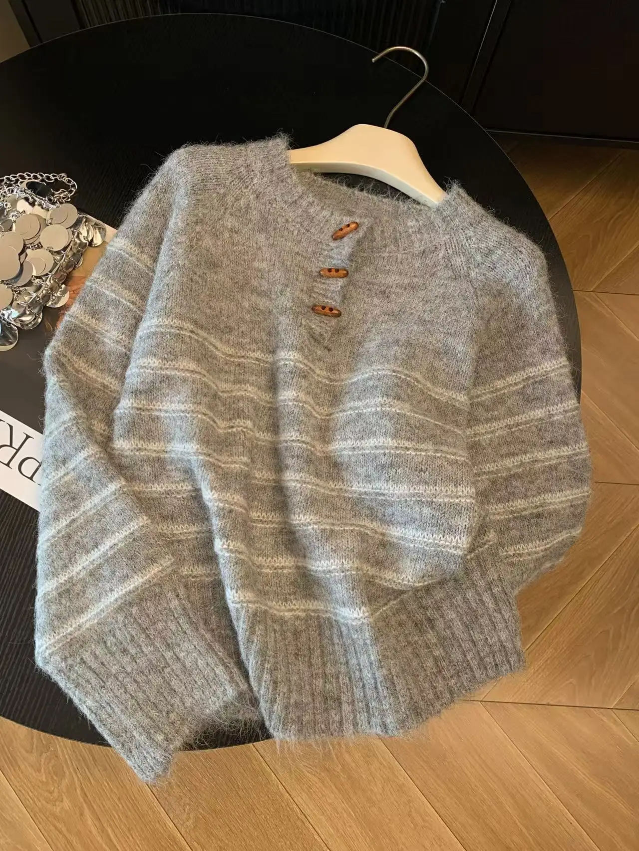 Damski sweter w paski z wełny  – Shirts recenzja i cena